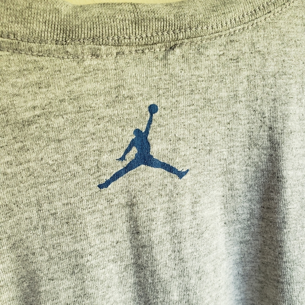 DONATED Vintage Michael Jordan Flight School 2002 Shirt - Picture 5 of 8